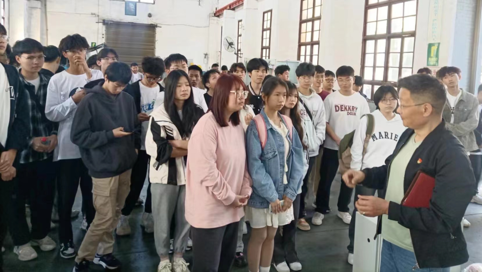 1711761431637613.jpg 3.29湖南工程學(xué)院自動化專業(yè)學(xué)生來我司認(rèn)識實(shí)習(xí)2.jpg